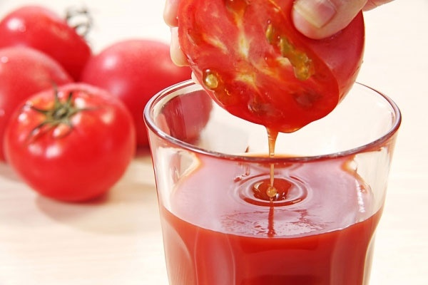 Uống nước ép cà chua giúp đánh bay sẹo mụn